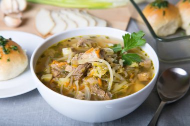 Shchi (lahana çorbası) ekmeği (pampushki), yağ ve sarımsak ile. Geleneksel Rus ve Ukraynalı çorba. Seçici odak, yakın çekim.