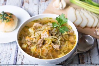 Shchi (lahana çorbası) ekmeği (pampushki), yağ ve sarımsak ile. Geleneksel Rus ve Ukraynalı çorba. Seçici odak, yakın çekim.