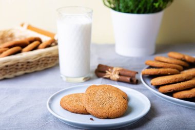 Üzümlü yulaf ezmeli kurabiye. Homemade pişirme. Seçici odak, yakın çekim.