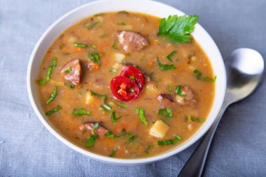 Et, füme sosis ve croutons ile bezelye çorbası. Seçici odak, yakın çekim.