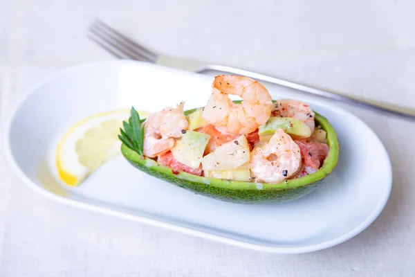 Salat Mit Garnelen Avocado Ananas Und Grapefruit Der Hälfte Avocado — Stockfoto