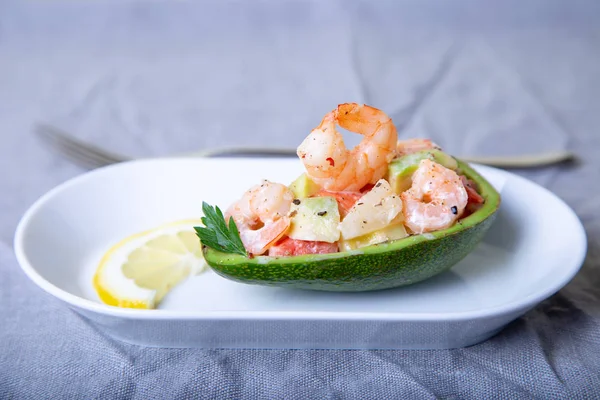 Salat Mit Garnelen Avocado Ananas Und Grapefruit Der Hälfte Avocado — Stockfoto