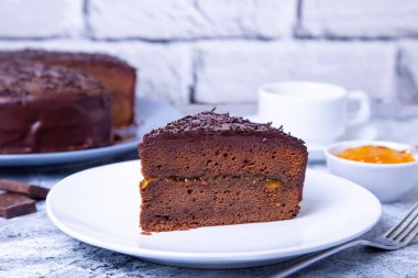 Sacher keki. Geleneksel Avusturya çikolatalı tatlısı. Ev yapımı pişirme. Seçici odaklama, yakın çekim.