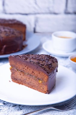 Sacher keki. Geleneksel Avusturya çikolatalı tatlısı. Ev yapımı pişirme. Seçici odaklama, yakın çekim.