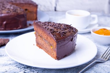 Sacher keki. Geleneksel Avusturya çikolatalı tatlısı. Ev yapımı pişirme. Seçici odaklama, yakın çekim.