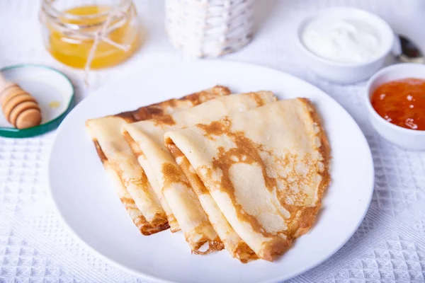 Pancake Tradisional Rusia Dengan Madu Krim Asam Dan Selai Shrovetide — Stok Foto