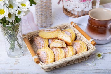 Süzme peynir ile Sochniki (sochni). Süzme peynirli geleneksel Rus ekmeği. Yakın çekim, seçici odak.