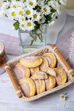 Süzme peynir ile Sochniki (sochni). Süzme peynirli geleneksel Rus ekmeği. Yakın çekim, seçici odak.