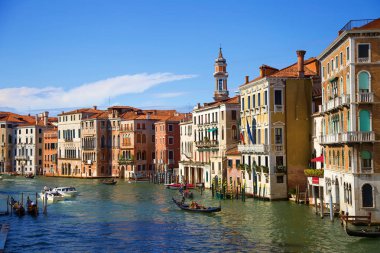 Gondollar ve teknelerile Büyük Kanal'ın akşam manzarası. Venedik, İtalya.