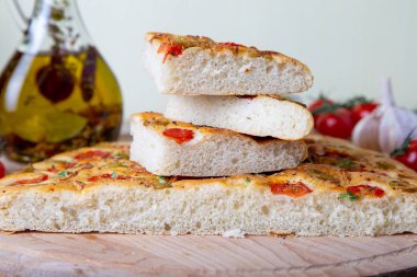 Domates ve zeytin ile Focaccia. Geleneksel İtalyan ekmeği.