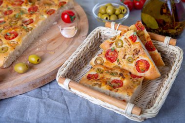 Domates ve zeytin ile Focaccia. Geleneksel İtalyan ekmeği.