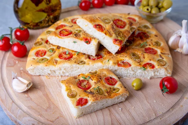 Focaccia z pomidorami i oliwkami. Tradycyjny włoski chleb. — Zdjęcie stockowe