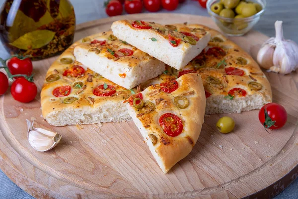 Focaccia z pomidorami i oliwkami. Tradycyjny włoski chleb. — Zdjęcie stockowe