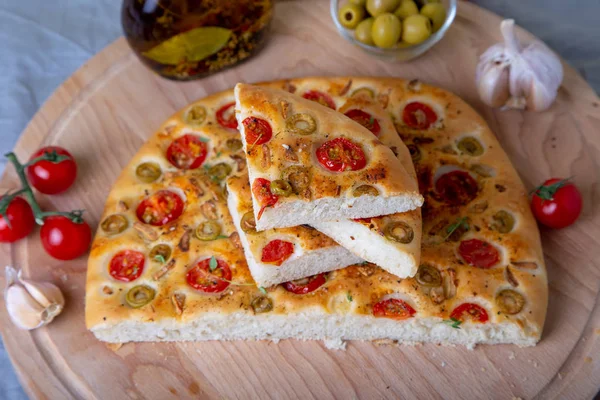 Focaccia Pomidorami Oliwkami Tradycyjny Włoski Chleb Domowe Pieczenia Zbliżenie Selektywne — Zdjęcie stockowe