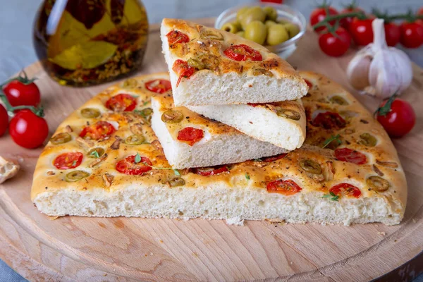 Focaccia Pomidorami Oliwkami Tradycyjny Włoski Chleb Domowe Pieczenia Zbliżenie Selektywne — Zdjęcie stockowe