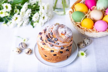 Kuru üzüm ve meyveli kek (Cruffin). Paskalya Ekmeği Kulich ve boyalı yumurtalar. Paskalya Tatili. Yakın plan..