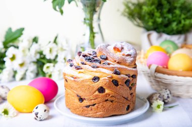 Kuru üzüm ve meyveli kek (Cruffin). Paskalya Ekmeği Kulich ve boyalı yumurtalar. Paskalya Tatili. Yakın plan..