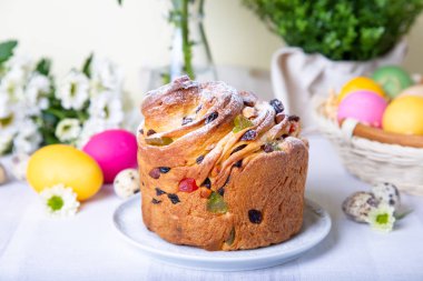 Kuru üzüm ve meyveli kek (Cruffin). Paskalya Ekmeği Kulich ve boyalı yumurtalar. Paskalya Tatili. Yakın plan..