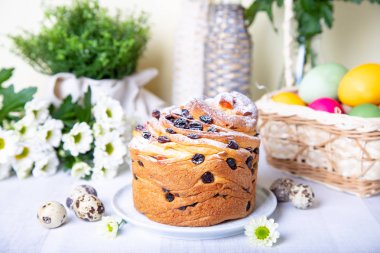 Kuru üzüm ve meyveli kek (Cruffin). Paskalya Ekmeği Kulich ve boyalı yumurtalar. Paskalya Tatili. Yakın plan..