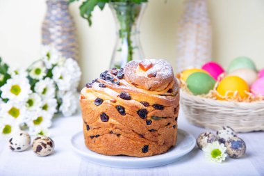 Kuru üzüm ve meyveli kek (Cruffin). Paskalya Ekmeği Kulich ve boyalı yumurtalar. Paskalya Tatili. Yakın plan..
