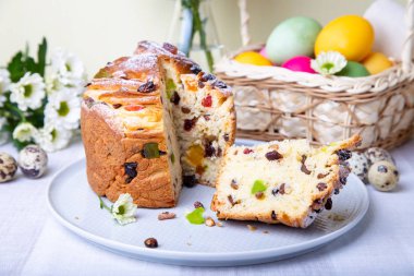 Kuru üzüm ve meyveli kek (Cruffin). Paskalya Ekmeği Kulich ve boyalı yumurtalar. Paskalya Tatili. Yakın plan..