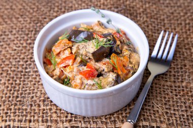 Domatesli patlıcan, kırmızı (tatlı) biber, soğan, dereotu ve ekşi krema. Vejetaryen yemek. Close.