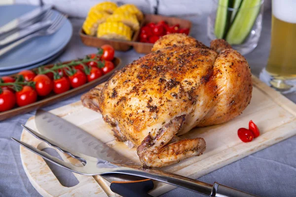 Hühnchen Ganz Auf Salz Gebacken Mit Mais Auf Dem Kolben — Stockfoto