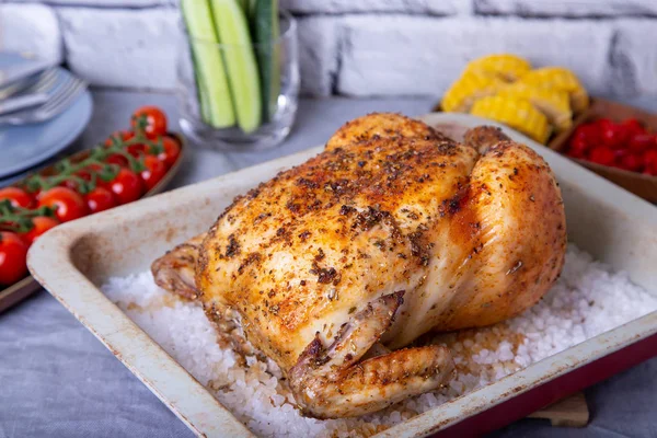 Hühnchen Ganz Auf Salz Gebacken Mit Mais Auf Dem Kolben — Stockfoto