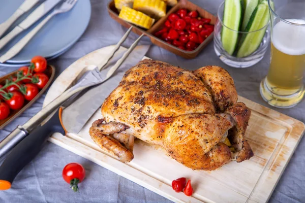 Hühnchen Ganz Auf Salz Gebacken Mit Mais Auf Dem Kolben — Stockfoto