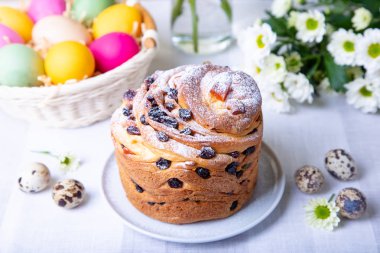 Kuru üzüm ve meyveli kek (Cruffin). Paskalya Ekmeği Kulich ve boyalı yumurtalar. Paskalya Tatili. Yakın plan..