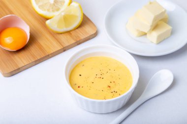 Ev yapımı Hollandaise Sosu. Yumurtadayalı klasik geleneksel sos. Fransız mutfağının temel sosu. Seçici odaklama, yakın çekim.