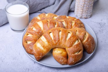 Süzme peynirli simit. Ev yapımı pişirme. Yakın plan..