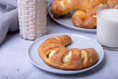 Süzme peynirli simit. Ev yapımı pişirme. Yakın plan..