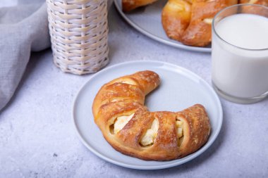 Süzme peynirli simit. Ev yapımı pişirme. Yakın plan..