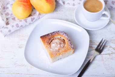 Mannik (Semolina turtası) armut ve kanella ile. Arka planda bir fincan kahve ve taze armut var. Geleneksel Rus mutfağı. Yakın çekim, seçici odaklanma.
