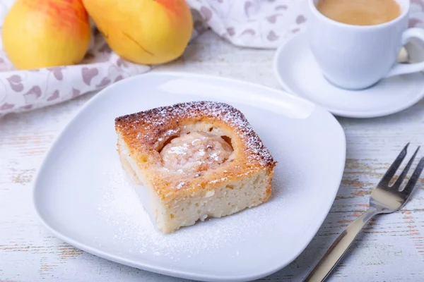 Манник Semolina Pie Грушею Канеллою Задньому Плані Чашка Кави Свіжі — стокове фото