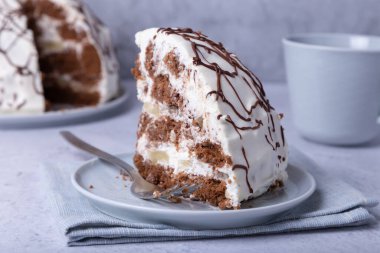 Pancho Pastası. Ekşi kremalı ve ananaslı ev yapımı bisküvi keki. Ganache ile süslenmiş..