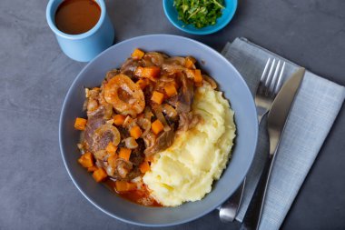 Ossobuco. Dana inciği, patates püresi, gremolata ve sos. Geleneksel İtalyan yemeği. Yakın plan..