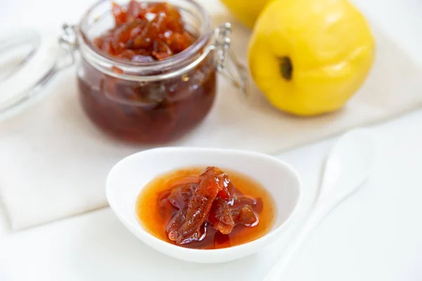 Marmellata Mele Cotogne Fatta Casa Una Ciotola Porcellana Con Una — Foto Stock