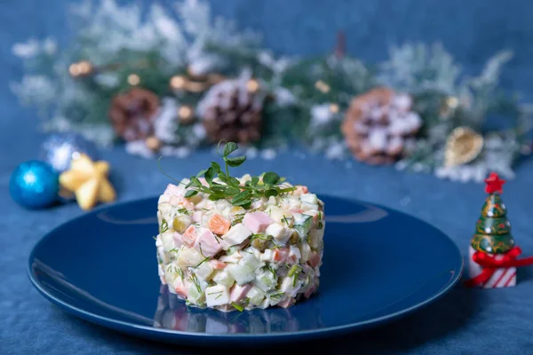 Salade Olivier Sur Une Assiette Bleue Décorée Pousses Pois Nouvel — Photo