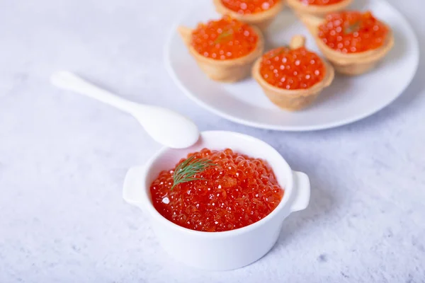 Caviale Rosso Caviale Salmone Una Tazza Bianca Sullo Sfondo Trova — Foto Stock