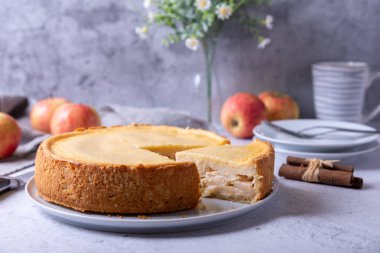 Tarçınlı ve ekşi kremalı elmalı turta. Ev yapımı pişirme. Geleneksel Rus turtası. Yakın plan..