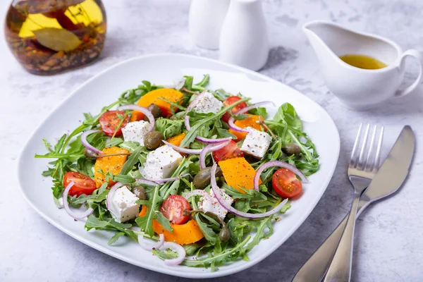 Salada Quente Com Abóbora Queijo Feta Tomates Alcaparras Rúcula Cebola — Fotografia de Stock