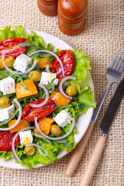Salada Quente Com Abóbora Queijo Feta Tomates Secos Sol Azeitonas — Fotografia de Stock