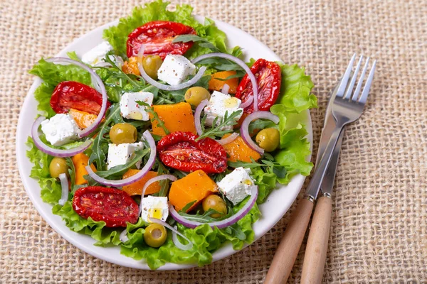 Warme Salade Met Pompoen Feta Kaas Zongedroogde Tomaten Olijven Arugula — Stockfoto