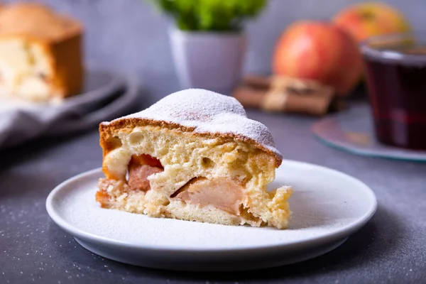 Пиріг Яблука Шарлотта Посипаний Цукровим Порошком Традиційний Торт Яблуками Корицею — стокове фото