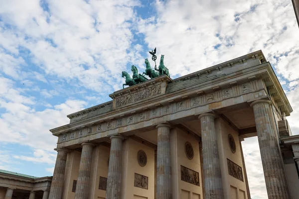 Bradenburg Gate, Berlin, Almanya yaz gün gökyüzü