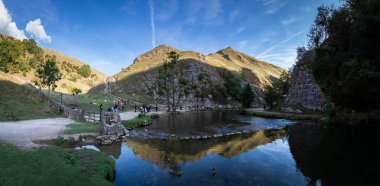 Panorama turist zevk görünümü ve zammı Dovedale Stepping, taş, Ilam, Ashbourne, Derbyshire, İngiltere, Ağustos 2018