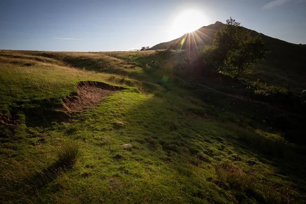 Thorpe bulut, yaz güneşi Dovedale, Peak District