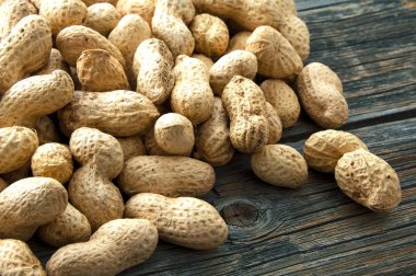 Eski ahşap kurullarında çiğ fıstık.